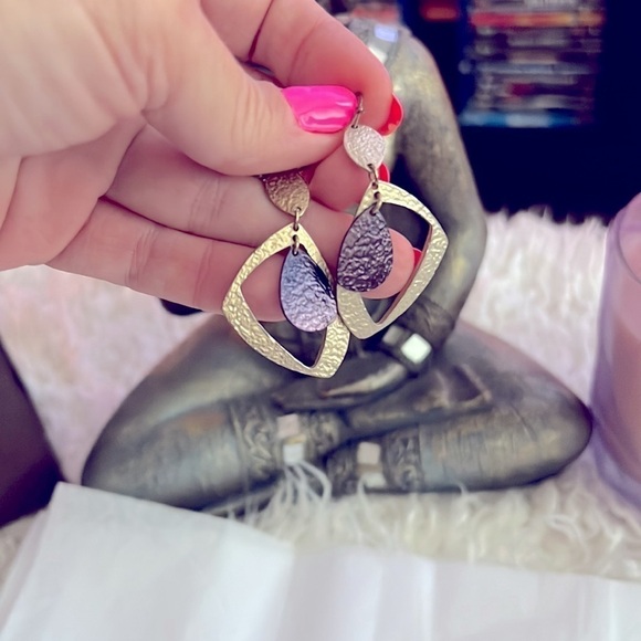 Beautiful Gold & Purple Dangle Earrings! π€©ποΈπ - Picture 4 of 6